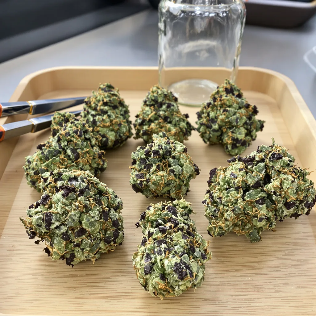 China Yunnan 65% indica / 35% sativa — flor con tricomas visibles