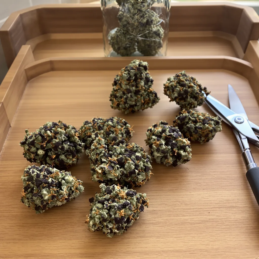 Cluster Bomb 79% indica / 21% sativa — flor con tricomas visibles