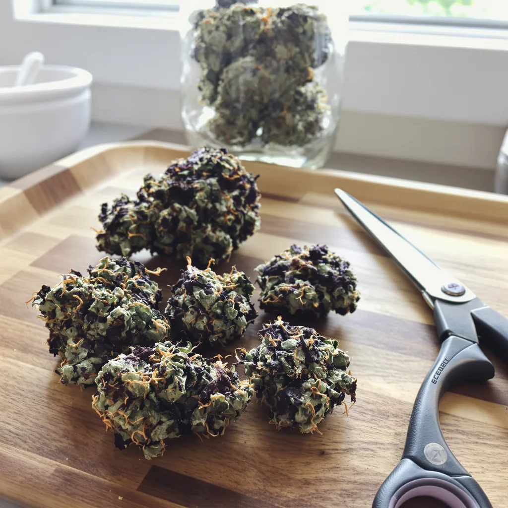 Dank Schrader 82% indica / 18% sativa — flor con tricomas visibles