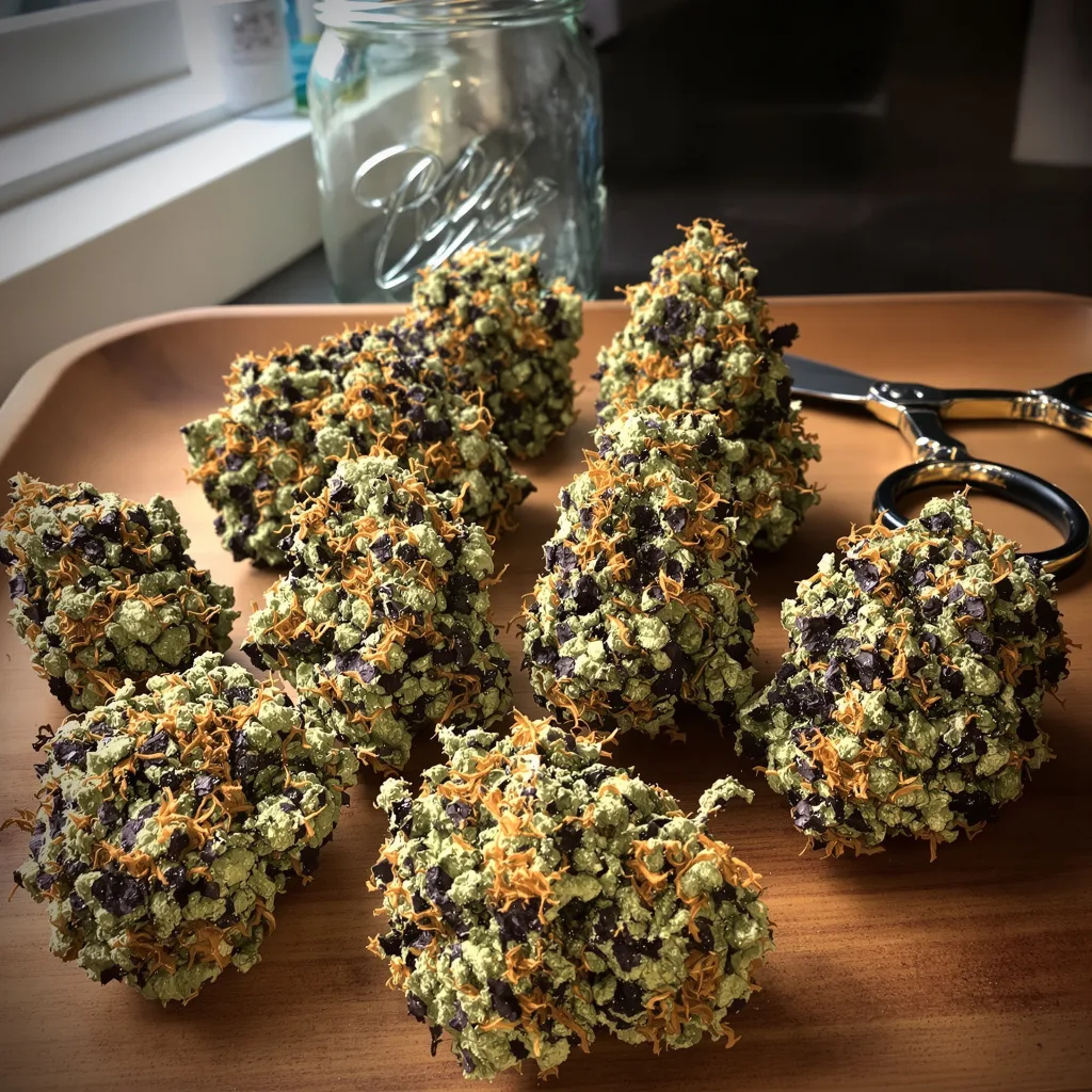 Fruity Widow 72% indica / 28% sativa — flor con tricomas visibles