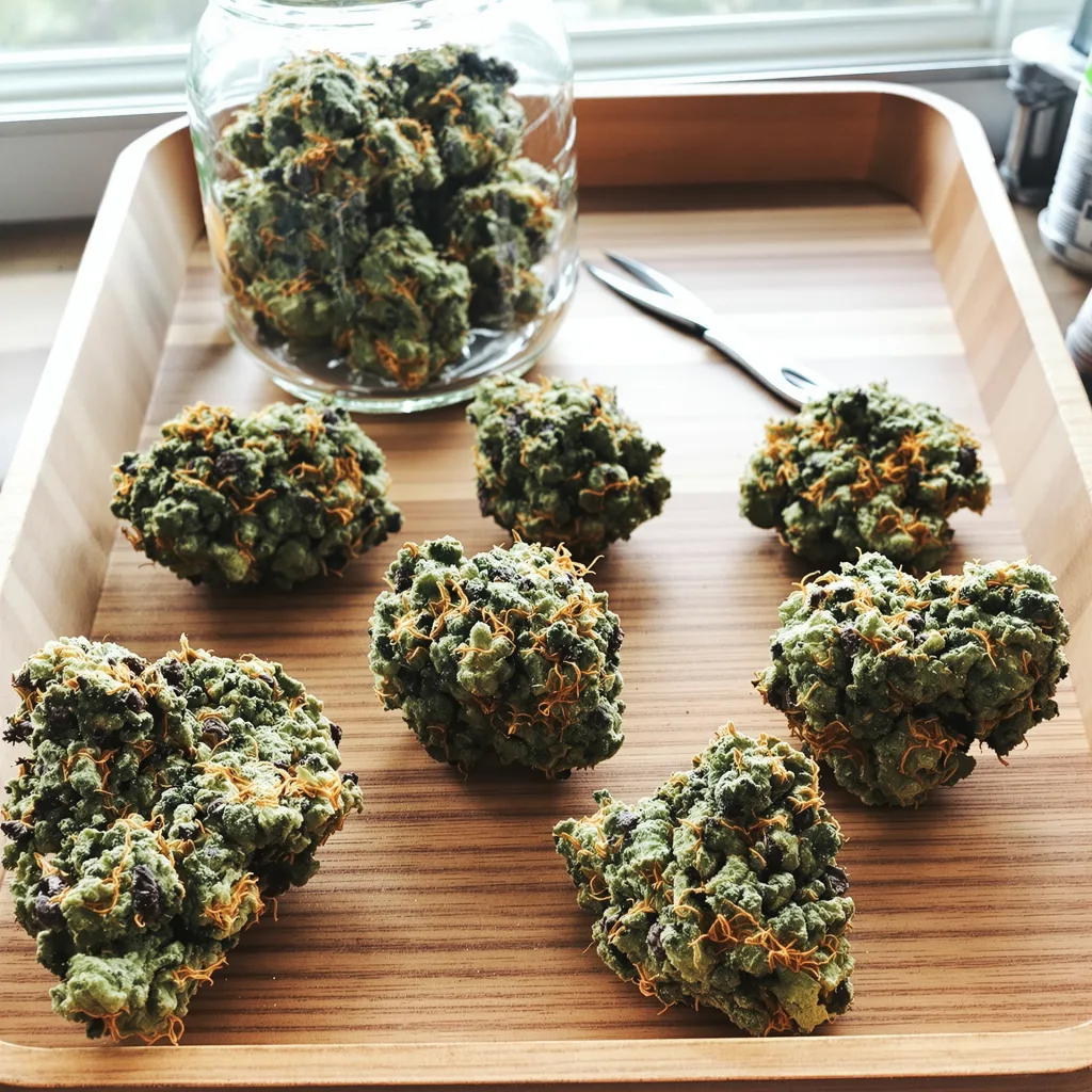 Godzilla 70% indica / 30% sativa — flor con tricomas visibles