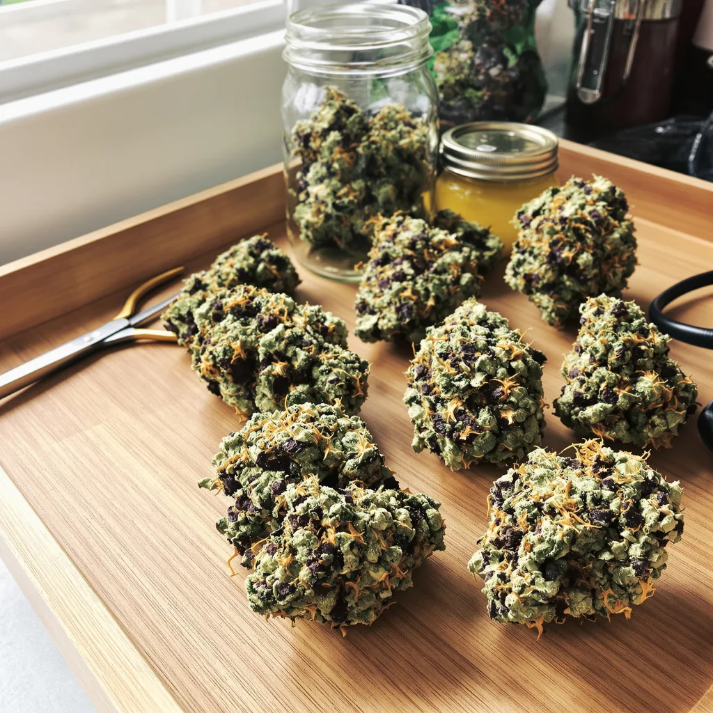 Goo 74% indica / 26% sativa — flor con tricomas visibles