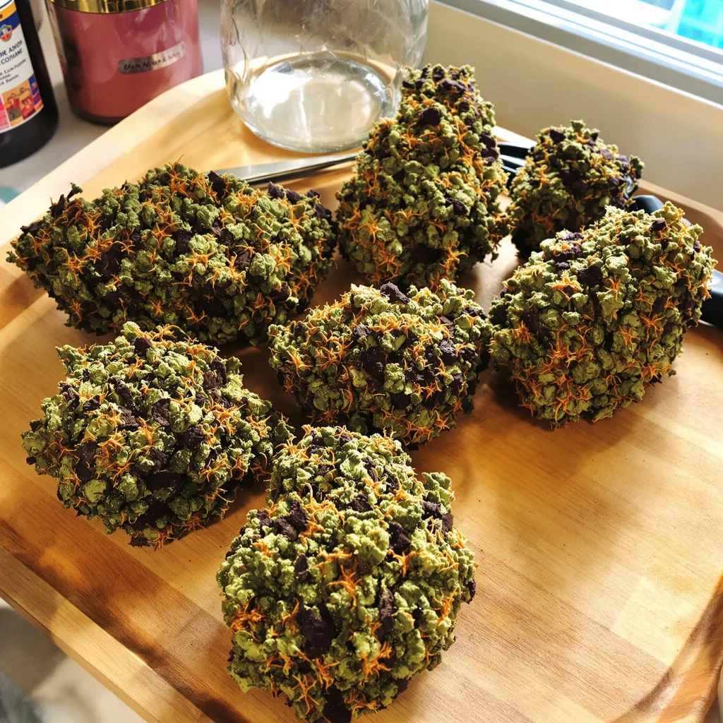 Green Ribbon 78% indica / 22% sativa — flor con tricomas visibles