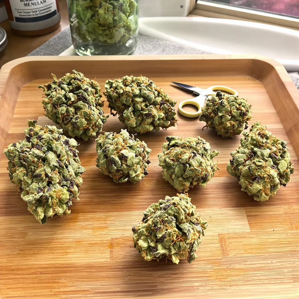 Sour Tsunami 40% indica / 60% sativa — flor con tricomas visibles