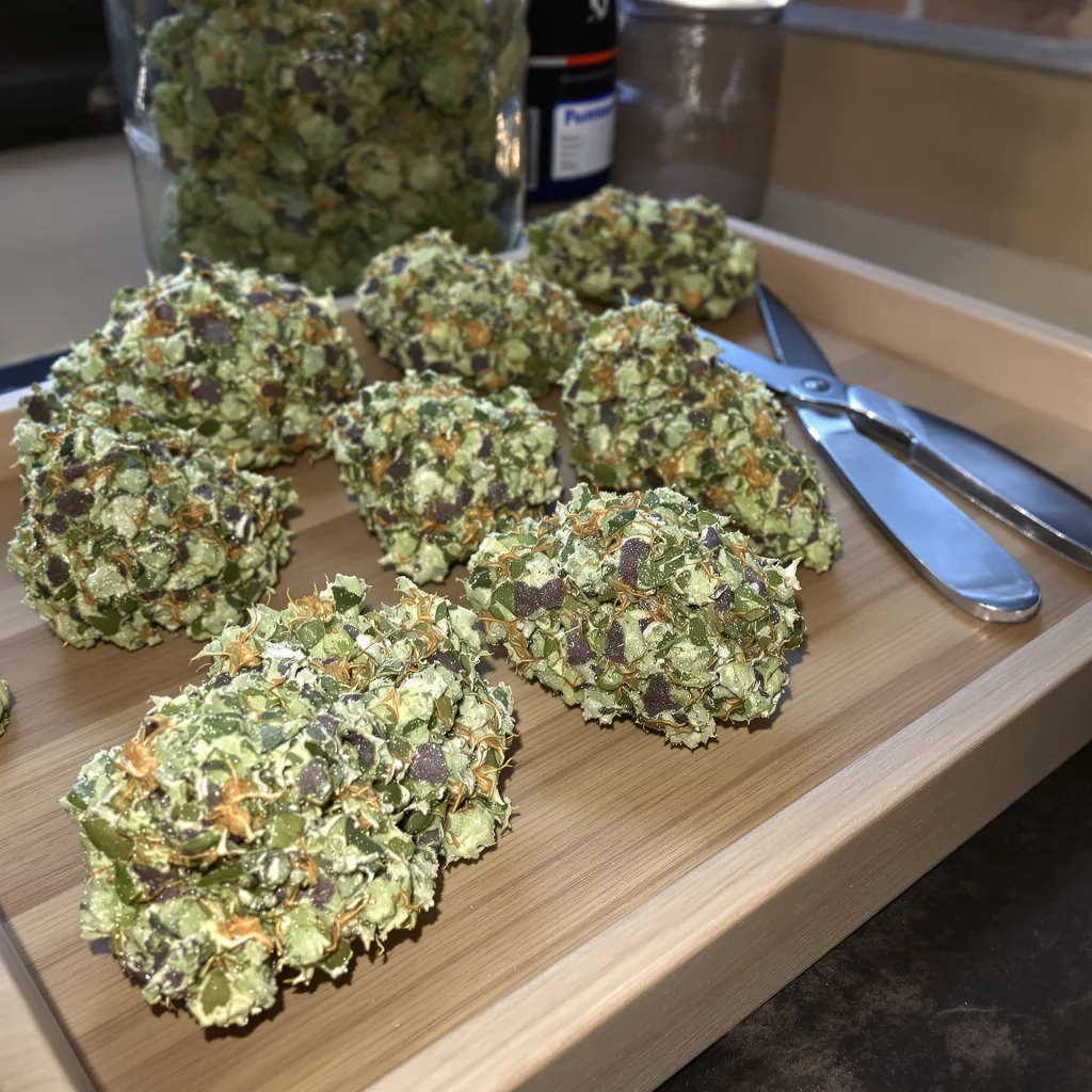 Space Candy 45% indica / 55% sativa — flor con tricomas visibles