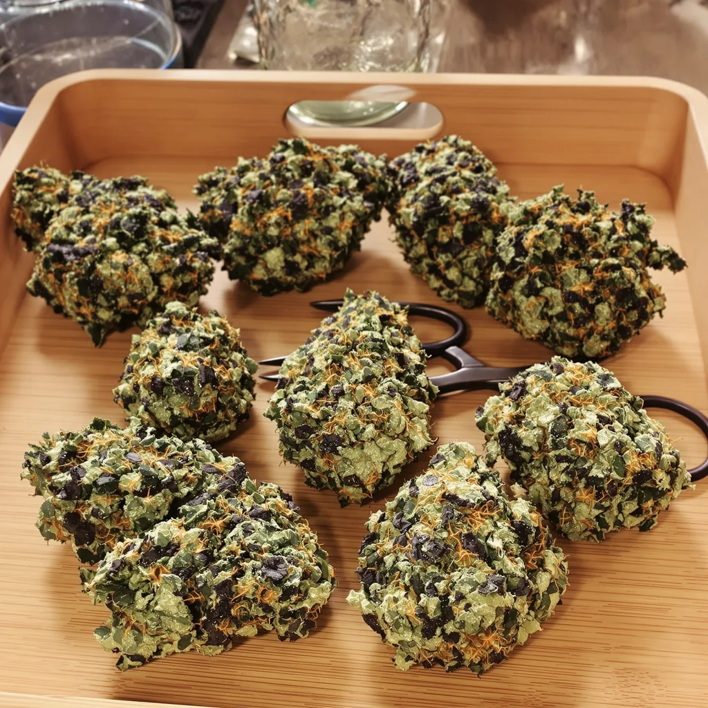 Triple Cheese 70% indica / 30% sativa — flor con tricomas visibles